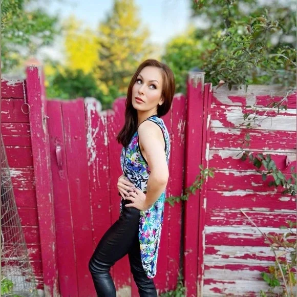 EUC- Nicole by Nicole Miller Floral High-Low Blouse - Size M - Picture 4 of 7